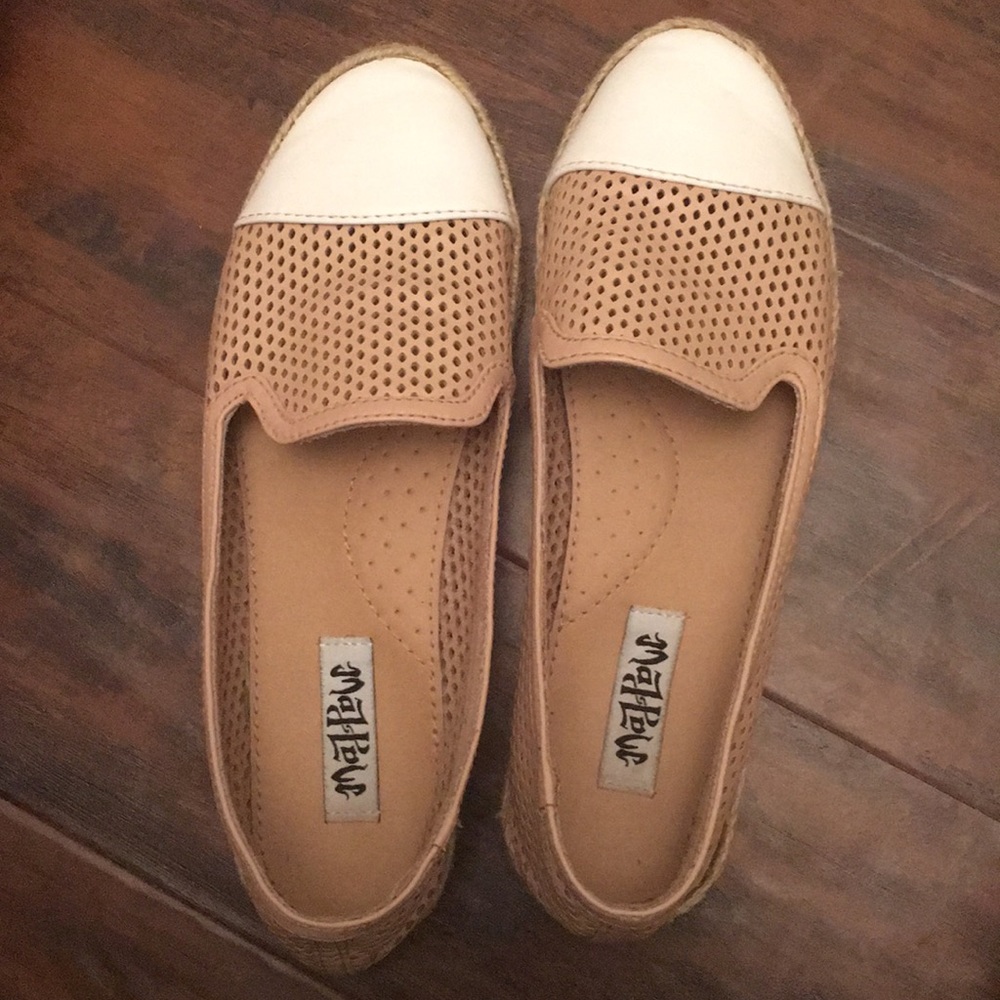 Women’s White/Tan perforated flats. Size:6